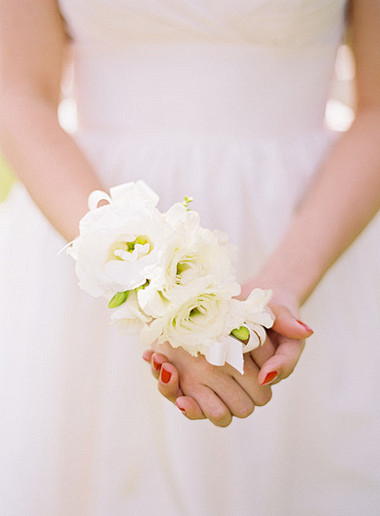 婚礼花艺灵感之鲜花打造的新娘手腕花 : ...