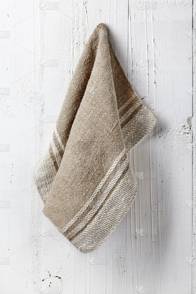 清洁和柔软的毛巾挂在浴室的墙