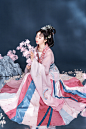  「 龙凤花笺惊鸿起，南歌有蝶夙盈盈。 」

        南北朝的领口设计总有一种很特别的感觉，收腰的设计我也很喜欢，有种“秋水盈盈”之感，搭上整体的粉嫩颜色，春日游樱园看凤蝶漫天飞舞的画面犹然而生。“翩若惊鸿，婉若游龙”大抵也是如此吧！

      