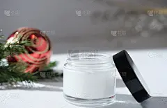 面霜在白色的罐子旁边的圣诞节装饰，新年出售或节日礼物的妇女。敏感面部及皮肤护理、防寒化妆品