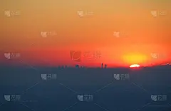 贝加莫威尼斯墙壁上火热的日落。米兰摩天大楼的剪影