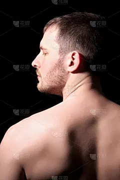 一个年轻人的后视图