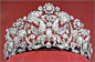 瑞典王后皇冠
西尔维娅成为瑞典王后时，第一张官方肖像照戴的就是这顶王冠，它由成百上千颗钻石组合成蔓状花纹的形状，它高12.5厘米，长50厘米，西尔维娅并不经常戴它，可能因为过于沉重的缘故。