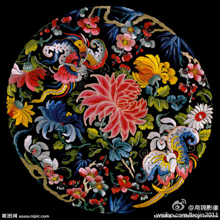 @帛锦影像 #清朝团花#上次发了云肩的图片，感受了传统纹样的美！这次发点皇宫内使用的团花图案吧！大家仔细找找，《甄嬛传》里蔡少芬身上那件皇后 ...