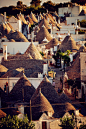 Alberobello, Bari, Puglia, Italy。阿尔贝罗贝洛是意大利普利亚大区巴里省的一个小城，城内圆锥形房顶的特鲁洛建筑(trullo,复数为trulli)世界知名，1996年被联合国教科文组织列为世界文化遗产。特鲁洛的特色是墙壁用石灰涂成白色，屋顶则用灰色的扁平石块堆成圆锥形。据说是当地人为了逃税而造，收税时就把屋顶拆掉，表示这里没有人居住。#旅行##小镇##摄影#