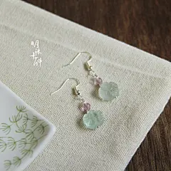 #明珠十斛# 其实是元宵上新的最后一波，忙成狗，忘了发微博
前三个南红青金和萤石耳环是新做的，中间三个妙玉衍生清如雪、一瓶花、机械蜜蜂衍生嗡嗡嗡重拍了日光图，最后三个更新一下旧图，叶底青团也重拍了，店里见～
#岂曰无衣-汉服配饰# 定制已经排到四月中旬了，大家多买点现成的吧 ​​​​