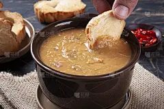 美味的巴西美食Caldo de Feijão。是用豆子、培根和鸡肉做成的。