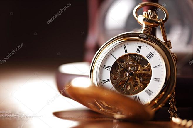 复古口袋手表和小时玻璃或沙子的计时器，符...