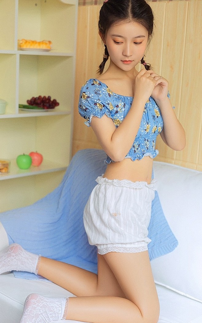 清纯美女翘臀床上小露蛮腰长腿软妹写真图片...