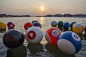 【美陈装置】威尼斯海面浮现巨型彩色桌球装置@国际美陈俱乐部