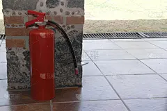 红色灭火器用于扑灭房子或企业后院的火灾