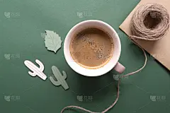 一杯热饮，咖啡，热巧克力，玛奇朵。生活方式,hygge概念。平躺，俯视图。各种各样的小元素。绿色背景