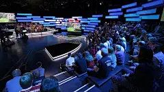 TV-Set-Design für ZDF-Sport: Die „mediale Fankurve” : Digital-analoge Toolbox: Das neue TV-Set-Design bietet den klassischen ZDF-Sportformaten eine „mediale Fankurve“ und führt die TV-Ikonen in die Zukunft.