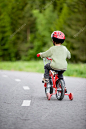 3 岁男孩戴着安全帽自行车骑一辆自行车