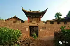 可渡古镇和别的古镇不同，它并不温文尔雅，反而每一块石板都沾染过鲜血。因为自古以来，征服云南必先占领可渡，因此可渡古镇见证了不少战争。这座古城异常孤独沧桑，数千年的风霜雨雪使得可渡老街早已坑坑洼洼，杂草丛生，留下了许多人踩马踏的印记。