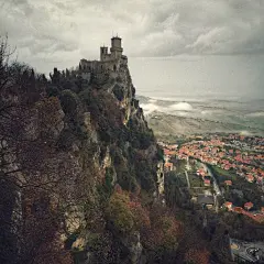 高山房屋风景电脑桌面壁纸大图-壁纸下载-www.pp3.cn