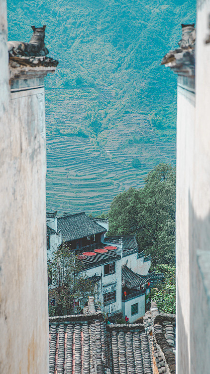 五百年前于曹操后代发迹于山顶，成村，为篁...