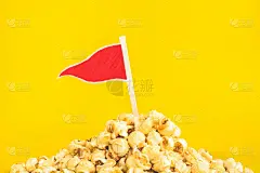 粉彩背景上的山花玉米旗。食品和零食概念