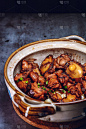 在北京一个锅子里的砂锅里，一只鲍鱼和鸡
