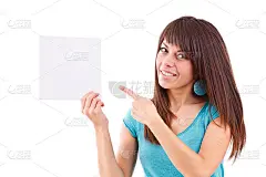 年轻女子指着手里的空白卡片