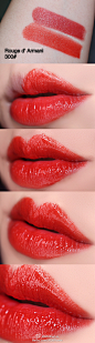 #motherliu试色##丢粉评测# Rouge d' Armani
lasting satin lip color（黑管缎感丝滑滋润唇膏，挚爱唇膏）
300 301试色
Armani这个系列我唯一的两支 这个系列很滋润 显色度极佳 易卸 不拔干 壳子吸铁 高级感强
300是颗大橙子 显白 带细碎闪 很活泼
301比300多了红调和彩色闪 相比300成熟 但是我特别的 ​​​​...展开全文c