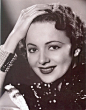 奥莉薇·德·哈维兰：
    Olivia de Havilland（1916-07-01至今）：生于日本东京，琼·芳登的亲姐姐。美国演员。1934年初登银幕，2次获得奥斯卡最佳女主奖。 
    代表作：乱世佳人，风流种子，千金小姐
    一位至今仍然健在的好莱坞女影后，一位和自己的亲妹妹“相爱相杀”的大姐姐，是为数不多的活到了当下的好莱坞黄金时代明星。