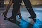 年轻夫妇的舞鞋，在舞厅跳传统拉丁阿根廷舞milonga的情侣，探戈salsa bachata kiz