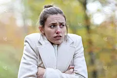 一个愤怒的女人冬天在公园里挨冻了