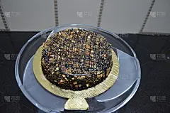美味，死巧克力蛋糕，装饰烤杏仁块和巧克力。漂亮，美味，富含卡路里。印度。庆祝。