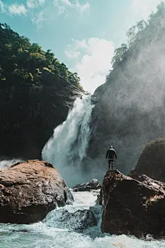 高清晰山崖瀑布壁纸图片