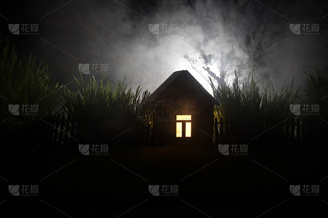 夜晚宁静村庄的满月。月光下美丽的山村夜景。阿塞拜疆的本性。长时间曝光拍摄