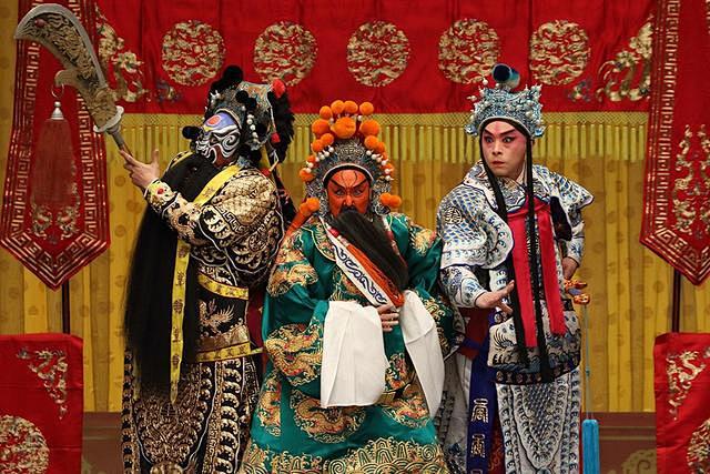 八旬老艺术家演出京剧《单刀会》_关羽处 : 李玉声先生深得得乃父李洪春先生真传，对红生戏造诣极深，出色地塑造了关羽凝重、威武、儒雅、高傲的舞台 ...