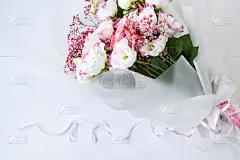 美丽的花束不同的花在白色的背景。为文本复制空间。节日贺卡