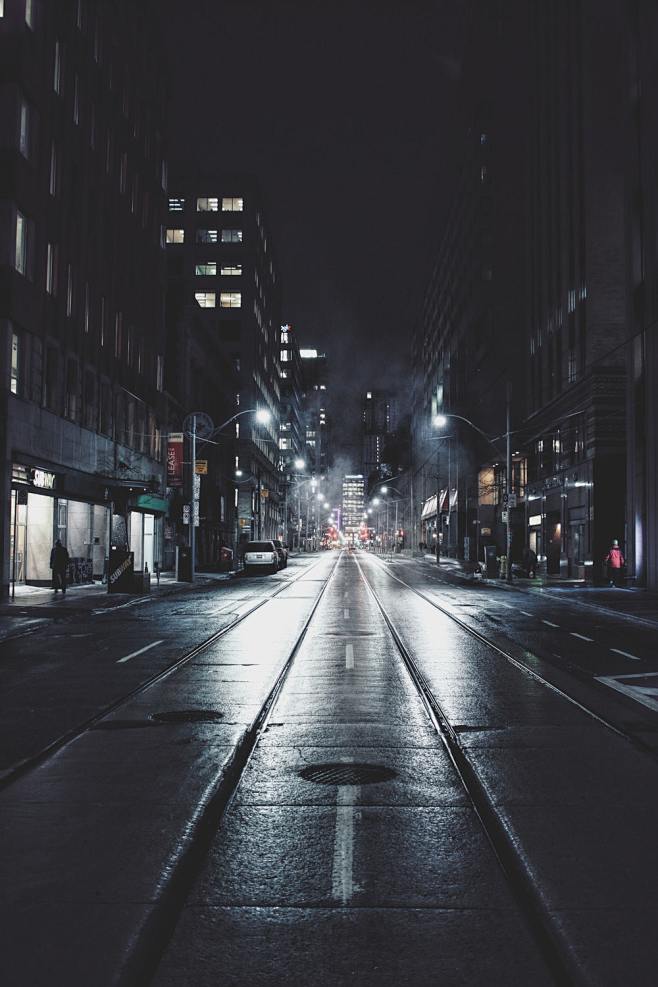 在夜晚的城市空路