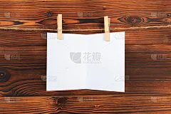 把纸贴在绳子上，衣服别针贴在木头背景上