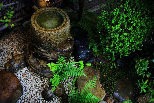 観智院の茶庭の手水鉢