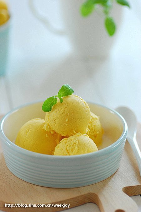 芒果冰淇淋
蛋黄加牛奶，白砂糖打匀，入小...