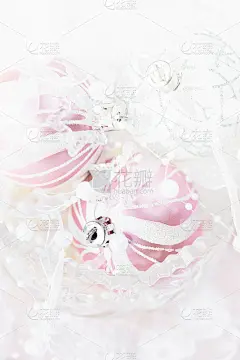 白色和粉红色的圣诞装饰