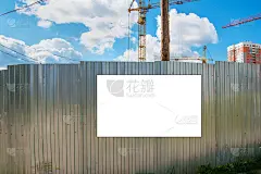 钢栅栏上挂着空白的白色广告横幅，上面有实物模型