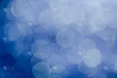 闪烁的光闪耀蓝色华丽的散焦散焦抽象背景闪亮。