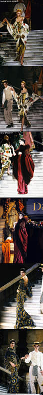 Christian Dior 1998 春夏高定
这场高定秀应该算是John Galliano办得最奢华的一次了。秀场在巴黎Garnier歌剧院，所有的服装都像是从20世纪初期的沙龙或者舞会里走出来的：露背的天鹅绒礼服、带着“新艺术”时期的花纹，貂皮制成的歌剧式外套，蕾丝紧身裙，撒满玫瑰花纹的礼帽。
结尾更有从天上飞下来的蝴蝶形五彩纸屑，场面华丽非凡，浓墨重彩，充满油画感