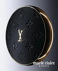 Photo by marie claire korea 마리끌레르 on September 12, 2025. 可能是包含下列内容的图片：手镯、腰带扣和上面的文字是“marie marieclaire claire KOREA”.