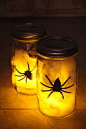 DIY Spider Lantern: Looking for a last minute Halloween decoration to light up your porch for trick-or-treaters? Put together these simple lanterns in ONLY 3 STEPS - using items you probably already have in your house!