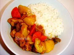 简约清新 简约科技 海报 万能咖喱 沙拉，健康饮食~~\\n\\n    首先，先祝各位美食客圣诞快乐！咖喱对人的身体很好，据说能提高免疫力还能调节新陈代谢起到瘦身的作用，我觉得咖喱饭是一种比较“万能”的食物，因为咖喱饭里面一般都包括了主食（米饭）、肉类（鸡肉、牛肉、羊肉、排骨等等）、蔬菜（胡萝卜、洋葱等）、淀粉类（土豆），所以算是一种既简单省事又内容丰富的美味食品。为了能够更加均衡饮食，在这里我再教大家一种沙拉的制作方法，不需要超市卖的那种沙拉酱而是自己调一个汁儿就行，比起商场卖的沙拉酱更加卫生、安全、