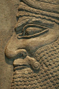 从国王Ashurnasirpal II（公元前883-859）西北部的Kalhu（Nimrud）亚述，现在，伊拉克的雕刻曾经装饰了皇家宫殿的一个接待室，显示头部有一个带翅膀的天才Neo -Assyrian。 Ashurnasirpal II在他位于底格里斯河畔的新首都。