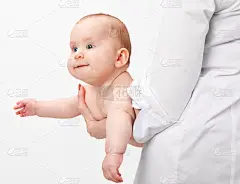 医生抱着小婴儿在儿科诊所
