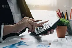 近距离商务女性使用计算器做数学财务在办公室和业务工作背景，税务，会计，统计和分析研究概念