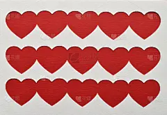 白色背景上的红色情人心。放置文本，复制空间。前视图。情人节快乐的概念。