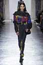 Versace Fall 2018 Ready-to-Wear Fashion Show : The complete Versace Fall 2018 Ready-to-Wear fashion show now on Vogue Runway.