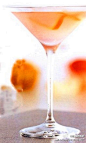 【四海为家Cosmopolitan Cocktail】材料：伏特加50ml、君度酒10ml、越橘汁10ml、鲜青柠汁10ml 制作：将材料全部倒进装满冰块的摇壶中，用力摇晃后滤进冰冻的鸡尾酒杯中。用削刀削出一条细长的橙子皮，打结。拧绞果皮使精油滴入酒中，将橙皮投入酒中装饰[心]~